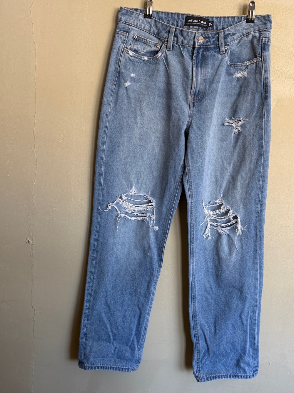 refuge Medium Wash Distressed Straight-Leg Jeans